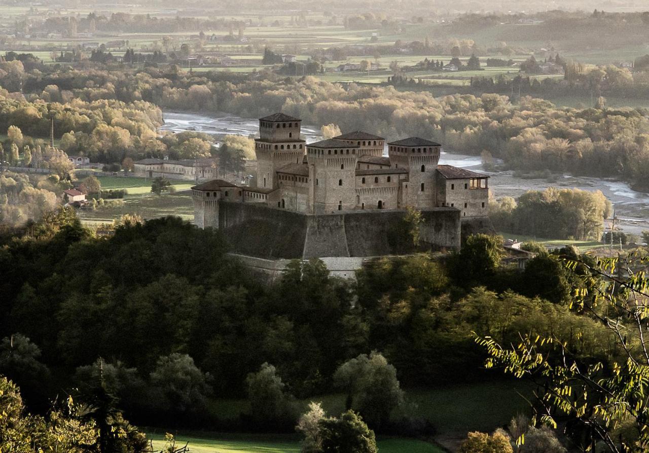 La Locanda Del Borgo Torrechiara Экстерьер фото
